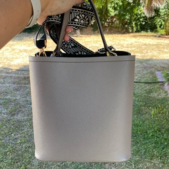 Authentic Prada saffiano leather panier bucket bag - Picture 4 of 17